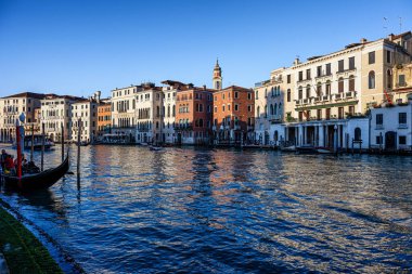 Venedik, İtalya - 13 Ekim 2025 Venedik 'te ünlü gondol ve Rialto Köprüsü ile ünlü Canal Grande' nin panoramik manzarası.