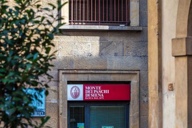 FLORENCE, İtalya - 15 Ekim 2025: Monte DEI PASCHI DI SIENA banka şube işareti: dünyanın en eski bankası 2017 yılında 3,5 milyar avroluk zarar açıkladı