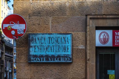 FLORENCE, İtalya - 15 Ekim 2025: Monte DEI PASCHI DI SIENA banka şube işareti: dünyanın en eski bankası 2017 yılında 3,5 milyar avroluk zarar açıkladı
