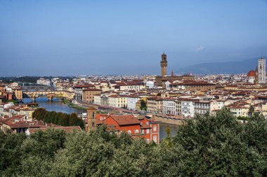 Floransa, İtalya - 14 Ekim 2025: Yukarıda güzel bir manzara, Piazzale Michelangelo noktasından Floransa 'nın tarihi manzarası. İtalya.