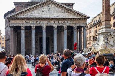 Roma, İtalya - 16 Ekim 2025: Antik Roma Panteonu Roma 'nın ünlü turistik merkezidir. İnsanlar Piazza della Rotonda 'yı ziyaret ediyor, Pantheon ve Mısır dikilitaşlarıyla dolu bir meydanı. Gezme teması. 