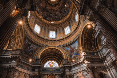 ROME, ITALY - 16 Ekim 2025: Agone Kilisesi 'ndeki Sant Agnese' nin iç mimari ve mimari detayları, Piazza Navona Roma, İtalya.