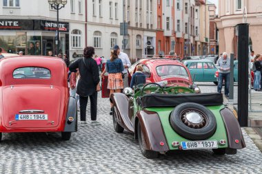 Hradec Kralove, Çek Cumhuriyeti - 6 Eylül 2025: Klasik araba ve motosikletlerin halka açık sergisi. - Evet. Klasik Avrupa ve Amerikan araba koleksiyonu. 