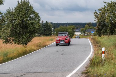 Hradec Kralove, Çek Cumhuriyeti - 6 Eylül 2025: Citroen 2CV. Antika araba ve motosikletler Çek kırsalında seyahat ediyorlar. Klasik araba buluşması..