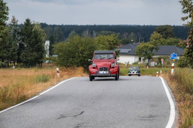 Hradec Kralove, Çek Cumhuriyeti - 6 Eylül 2025: Citroen 2CV. Antika araba ve motosikletler Çek kırsalında seyahat ediyorlar. Klasik araba buluşması..
