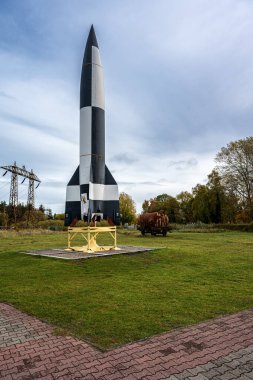 Peenemunde, Almanya - 28 Ekim 2025: Tarihi Teknik Müze Bölgesi. Daha sonra V2 olarak bilinen Aggregat 4 roketinin bir modelinin görüntüsü.