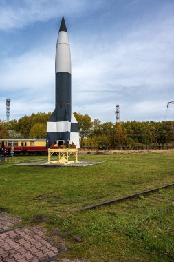 Peenemunde, Almanya - 28 Ekim 2025: Tarihi Teknik Müze Bölgesi. Daha sonra V2 olarak bilinen Aggregat 4 roketinin bir modelinin görüntüsü.