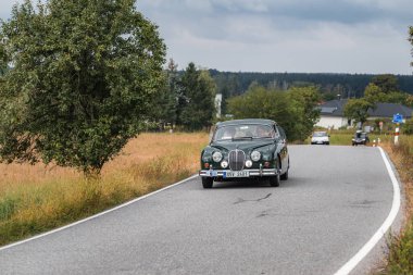 Hradec Kralove, Çek Cumhuriyeti - 6 Eylül 2025: Jaguar MK 2, 1960. Antika araba ve motosikletler Çek kırsalında seyahat ediyorlar. Klasik araba buluşması..