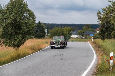 Hradec Kralove, Çek Cumhuriyeti - 6 Eylül 2025: Çekoslovakya arabası Aero 50. Antika araba ve motosikletler Çek kırsalında seyahat ediyorlar. Klasik araba buluşması..