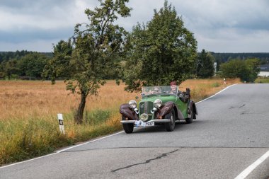 Hradec Kralove, Çek Cumhuriyeti - 6 Eylül 2025: Çekoslovakya arabası Aero 50. Antika araba ve motosikletler Çek kırsalında seyahat ediyorlar. Klasik araba buluşması..
