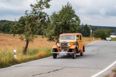 Hradec Kralove, Çek Cumhuriyeti - 6 Eylül 2025: Çekoslovakya otomobili Praga Piccolo, 1941. Antika araba ve motosikletler Çek kırsalında seyahat ediyorlar. Klasik araba buluşması..