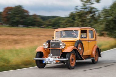 Hradec Kralove, Çek Cumhuriyeti - 6 Eylül 2025: Çekoslovakya otomobili Praga Piccolo, 1941. Antika araba ve motosikletler Çek kırsalında seyahat ediyorlar. Klasik araba buluşması..