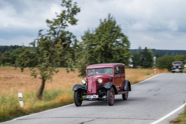 Hradec Kralove, Çek Cumhuriyeti - 6 Eylül 2025: Çekoslovak otomobil Tatra 54 / 30, 1934. Antika araba ve motosikletler Çek kırsalında seyahat ediyorlar. Klasik araba buluşması..