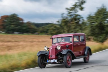 Hradec Kralove, Çek Cumhuriyeti - 6 Eylül 2025: Çekoslovak otomobil Tatra 54 / 30, 1934. Antika araba ve motosikletler Çek kırsalında seyahat ediyorlar. Klasik araba buluşması..