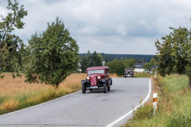 Hradec Kralove, Çek Cumhuriyeti - 6 Eylül 2025: Çekoslovak otomobil Tatra 54 / 30, 1934. Antika araba ve motosikletler Çek kırsalında seyahat ediyorlar. Klasik araba buluşması..