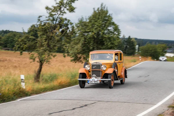 Hradec Kralove, Çek Cumhuriyeti - 6 Eylül 2025: Çekoslovakya otomobili Praga Piccolo, 1941. Antika araba ve motosikletler Çek kırsalında seyahat ediyorlar. Klasik araba buluşması..