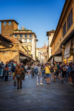 Floransa, İtalya - 14 Ekim 2025: Floransa, Toskana, İtalya 'da Arno nehri üzerindeki ünlü ortaçağ taş köprüsü Ponte Vecchio
