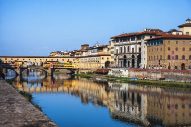 Floransa, İtalya - 14 Ekim 2025: Floransa, Toskana, İtalya 'da Arno nehri üzerindeki ünlü ortaçağ taş köprüsü Ponte Vecchio