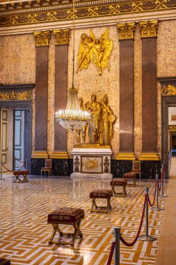 Caserta, İtalya - 15 Ekim 2025: İtalya 'daki Caserta Kalesi' nin İçi: Barok Zarafetinin Görkemli Bir Harmanı, Kraliyet Görkemi ve Kültür Mirası.