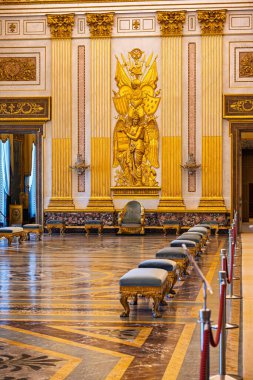 Caserta, İtalya - 15 Ekim 2025: İtalya 'daki Caserta Kalesi' nin İçi: Barok Zarafetinin Görkemli Bir Harmanı, Kraliyet Görkemi ve Kültür Mirası.