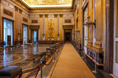 Caserta, İtalya - 15 Ekim 2025: İtalya 'daki Caserta Kalesi' nin İçi: Barok Zarafetinin Görkemli Bir Harmanı, Kraliyet Görkemi ve Kültür Mirası.