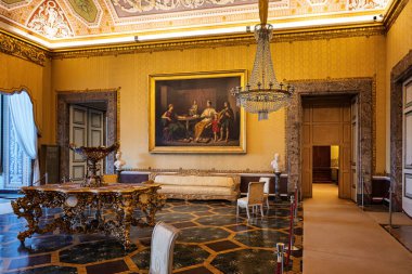 Caserta, İtalya - 15 Ekim 2025: İtalya 'daki Caserta Kalesi' nin İçi: Barok Zarafetinin Görkemli Bir Harmanı, Kraliyet Görkemi ve Kültür Mirası.