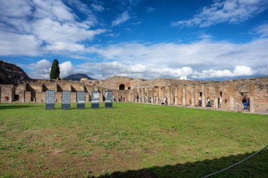 Pompeii, Campania, İtalya - 17 Ekim 2025: MS 79 'da Vesuvius Dağı' nın püskürmesiyle volkanik kül ve sünger taşlarının altına gömülen antik bir şehrin kalıntıları.
