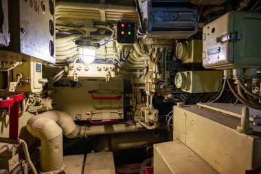 Peenemunde, Almanya - 28 Ekim 2025: Geleneksel güçlü denizaltı JULIETT U-461. Eski Baltık kırmızı sancak filosu ve Birinci Filo iskelesi. Bulutlu bir sonbahar günü. Müzenin içi.. 