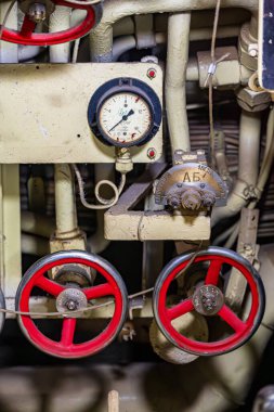 Peenemunde, Almanya - 28 Ekim 2025: Geleneksel güçlü denizaltı JULIETT U-461. Eski Baltık kırmızı sancak filosu ve Birinci Filo iskelesi. Bulutlu bir sonbahar günü. Müzenin içi.. 