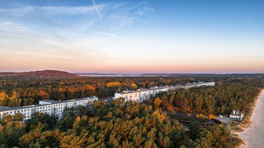 Prora 'nın hava manzarası, Nazi-Rejimi tarafından inşa edilen ve şu anda yeni daireler ve bir otele ev sahipliği yapan Prora Heykeli olarak bilinen büyük bir proje. Ruegen 'deki Baltık Denizi' nde.
