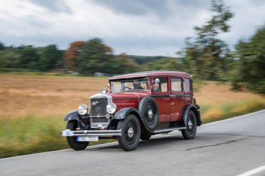 Hradec Kralove, Çek Cumhuriyeti - 6 Eylül 2025: Çekoslovakya otomobili Praga Alfa, 1930. Antika araba ve motosikletler Çek kırsalında seyahat ediyorlar. Klasik araba buluşması..