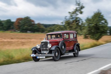 Hradec Kralove, Çek Cumhuriyeti - 6 Eylül 2025: Çekoslovakya otomobili Praga Alfa, 1930. Antika araba ve motosikletler Çek kırsalında seyahat ediyorlar. Klasik araba buluşması..