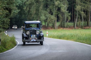 Hradec Kralove, Çek Cumhuriyeti - 6 Eylül 2025: Çekoslovakya otomobili Praga Alfa 1929. Antika araba ve motosikletler Çek kırsalında seyahat ediyorlar. Klasik araba buluşması..
