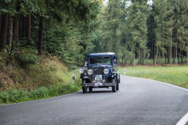 Hradec Kralove, Çek Cumhuriyeti - 6 Eylül 2025: Çekoslovakya otomobili Praga Alfa 1929. Antika araba ve motosikletler Çek kırsalında seyahat ediyorlar. Klasik araba buluşması..