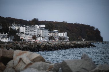 Sassnitz, Almanya - 29 Ekim 2025: Asma köprüsü ve marinası olan liman, Rgen Adası, Mecklenburg-Vorpommern