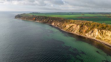 Baltık Denizi 'ndeki Rgen adasındaki Kap Arkona' nın deniz feneri ve tebeşirle kaplı uçurumları Almanya 'da geziyor.