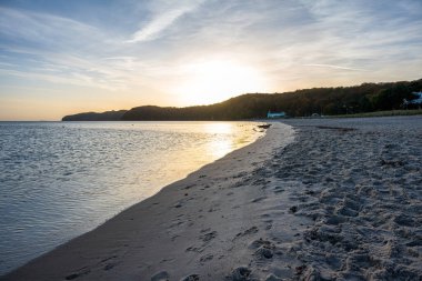 Gündoğumu, Binz, Rgen 'in tebeşir kayalıklarının yanında.