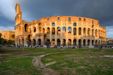 Roma, İtalya - 15 Ekim 2025 Roma, İtalya. Gün batımında mavi gökyüzüne karşı kolezyum. Meşhur seyahat yeri.