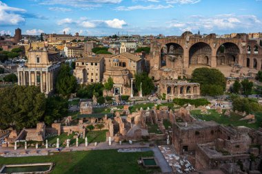 Roma, İtalya - 15 Ekim 2025: Roma Forumu ve Palatine, Tiber 'deki ebedi şehir, yedi tepenin üzerine inşa edildi..