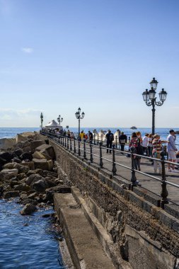 Amalfi, İtalya - 18 Ekim 2025: Uçurum kenarına tünemiş büyüleyici binaların yer aldığı Amalfi 'nin çarpıcı manzarası. Akdeniz 'de. Amalfi kıyıları Avrupa 'nın en popüler seyahat ve tatil beldesidir.