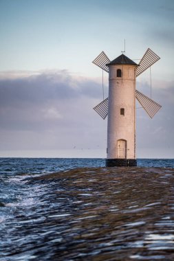 Polonya, Winoujcie 'deki Stawa Myny deniz feneri, Baltık Denizi kıyısında. Gün doğumunda değirmen şeklinde bir deniz feneri..
