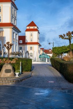Binz, Almanya - 29 Ekim 2025: Binz yazlık tatil beldesi, Ruegen Adası, Baltık Denizi, Almanya 'daki tarihi spa binası ve kumlu plaj manzarası