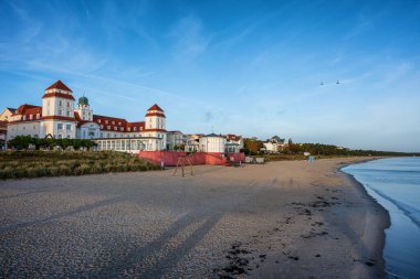 Binz, Almanya - 29 Ekim 2025: Binz yazlık tatil beldesi, Ruegen Adası, Baltık Denizi, Almanya 'daki tarihi spa binası ve kumlu plaj manzarası