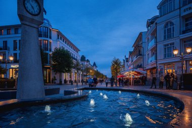 BINZ, RGEN, GERMANY - 1 Kasım 2025: Binz Kurhaus 'taki kaplıca binasının, plajın ve iskelenin sonbahar akşamı manzarası