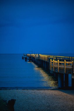 BINZ, RGEN, GERMANY - 1 Kasım 2025: Binz Kurhaus 'taki kaplıca binasının, plajın ve iskelenin sonbahar akşamı manzarası