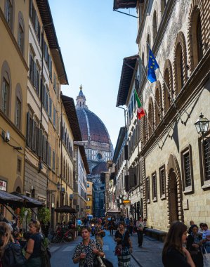 Firenze, İtalya - 14 Ekim 2025: Floransa 'daki Santa Maria del Fiore Katedrali' nin Cupola 'sı, İtalya' nın uzak bir sokağından görüldü..