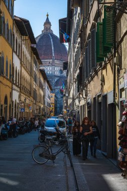 Firenze, İtalya - 14 Ekim 2025: Floransa 'daki Santa Maria del Fiore Katedrali' nin Cupola 'sı, İtalya' nın uzak bir sokağından görüldü..
