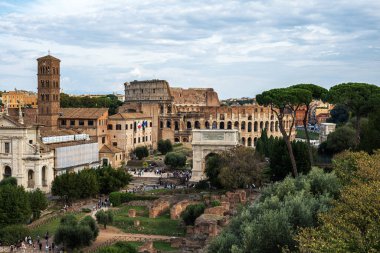 Roma, İtalya - 15 Ekim 2025: Roma, İtalya gün batımında arkeolojik alanlarla Kolezyuma doğru bakıyor.