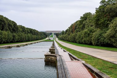 Caserta Kraliyet Sarayı 'nın kuzey cephesi. İtalya' da Reggia di Caserta olarak da bilinir.