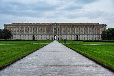 Caserta Kraliyet Sarayı 'nın kuzey cephesi. İtalya' da Reggia di Caserta olarak da bilinir.